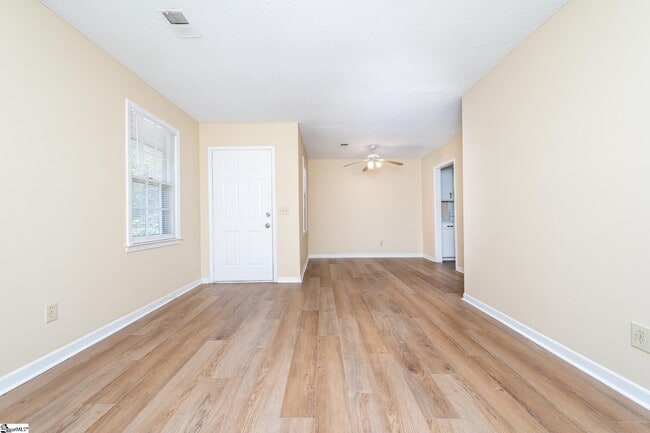 Building Photo - 14 Oakwood Dr