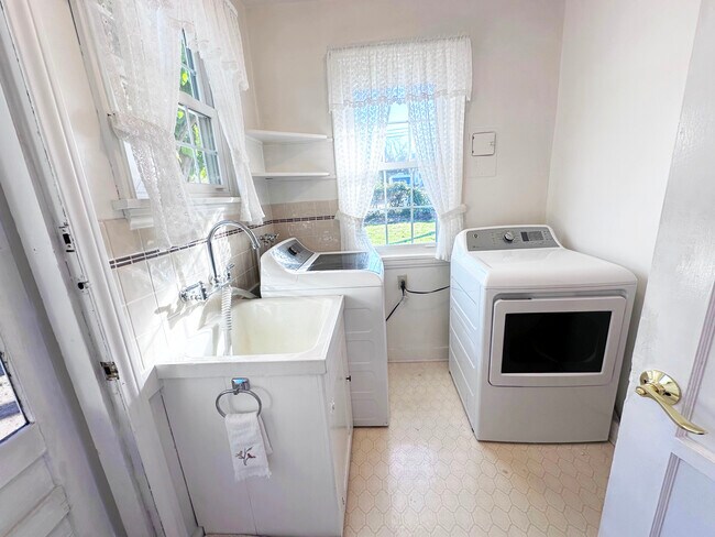 Foto del edificio - 7445 Orion Ave