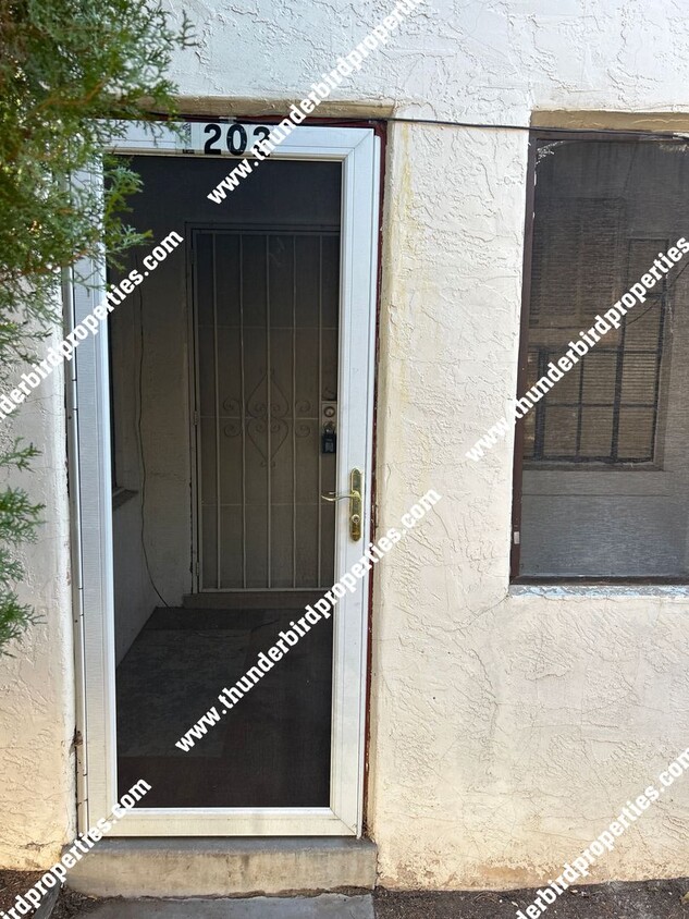 Foto principal - 1 bedroom, 1 bath near highway, parks, and...