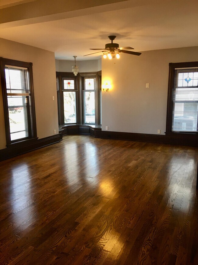 Large living room - 3716 Wyandotte St
