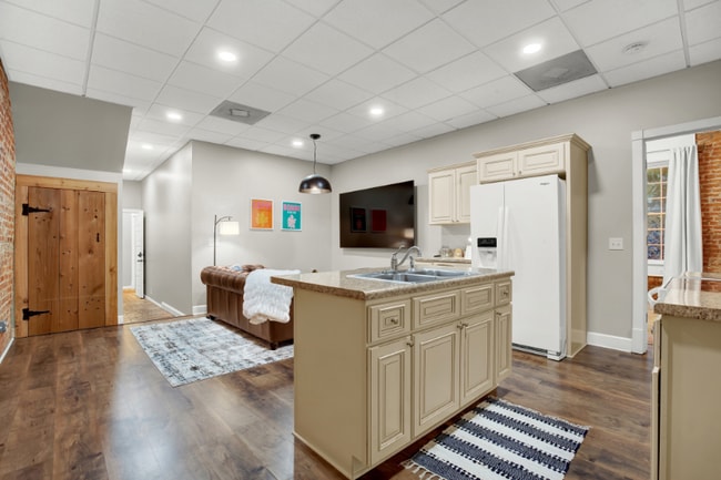 Building Photo - 210 E Waldburg St