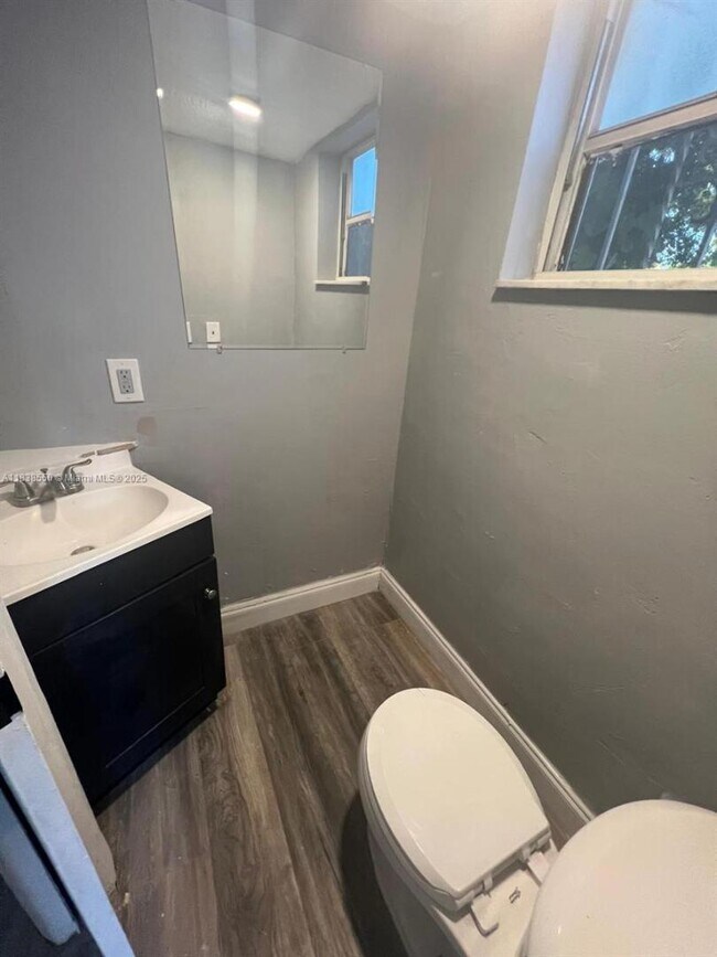 Foto del edificio - 451 NE 136th St