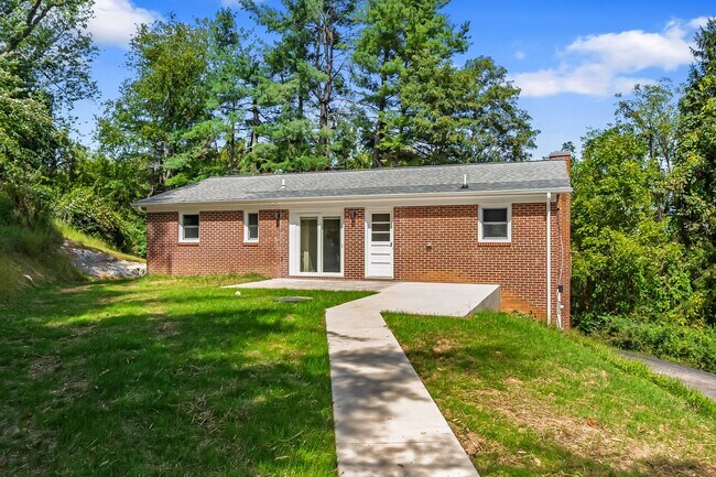 Foto del edificio - 4 bedoom 2 bath home in Blacksburg VA!