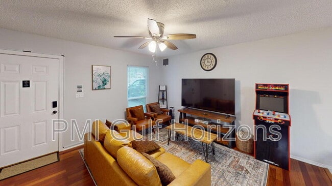 Foto del edificio - 3900 Baywoods Dr