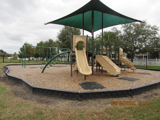 Foto del edificio - 14703 Wake Robin Dr