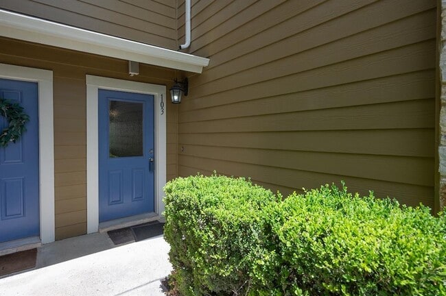 Building Photo - 1620 Bryant Dr
