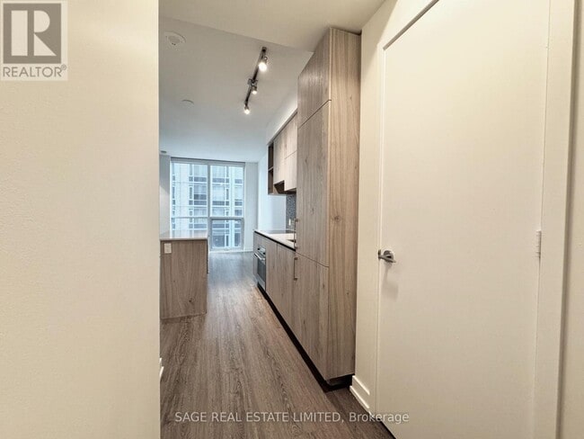 Building Photo - 1 Yorkville Ave