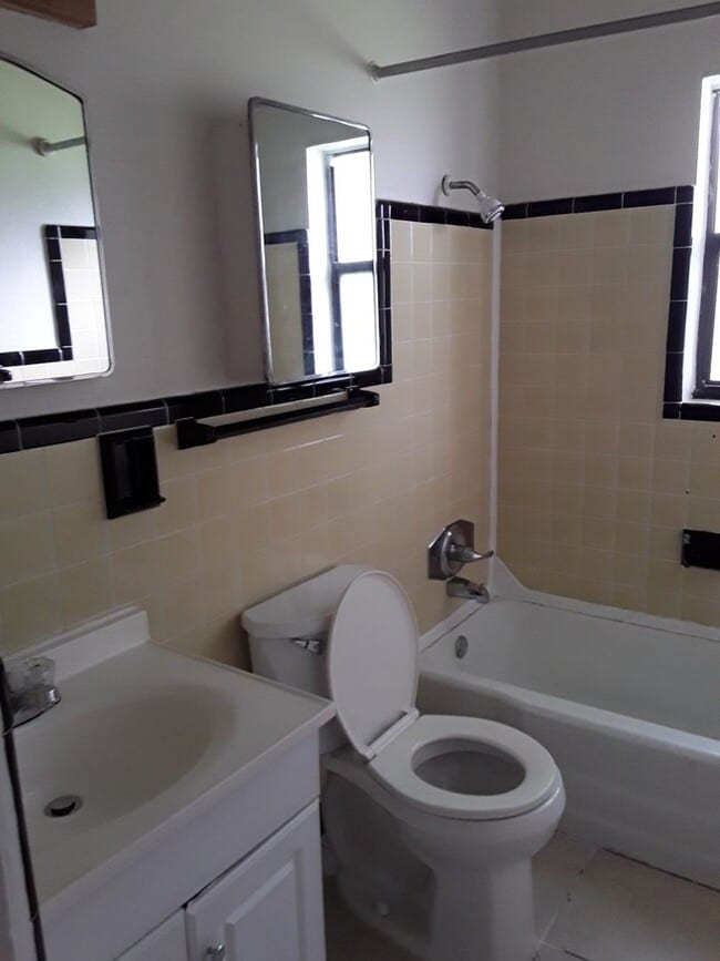 Foto del edificio - Great location two bedroom one bath with a...