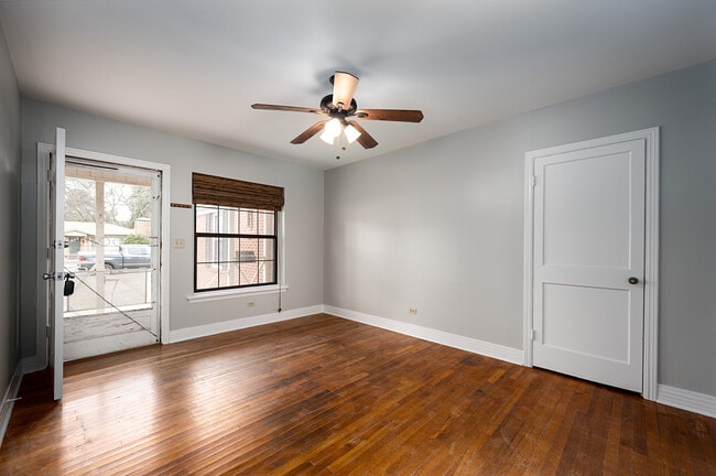 Living room - 422 E 8th St
