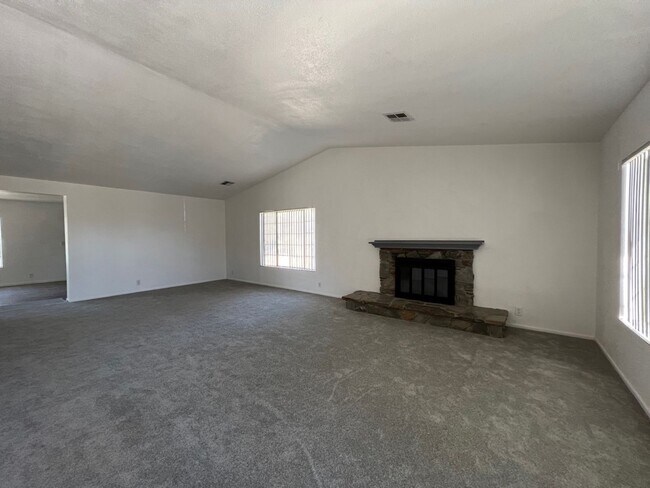Building Photo - Beautiful 3 Bedroom House Located on Calic...