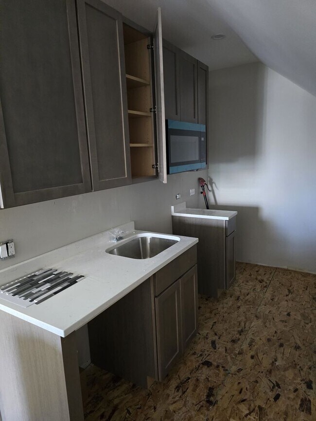 Foto del edificio - BE THE FIRST PERSON TO SIT ON THE TOILET! BRAND NEW 1BED/1BATH IN LOGAN SQUARE/BUCKTOWN