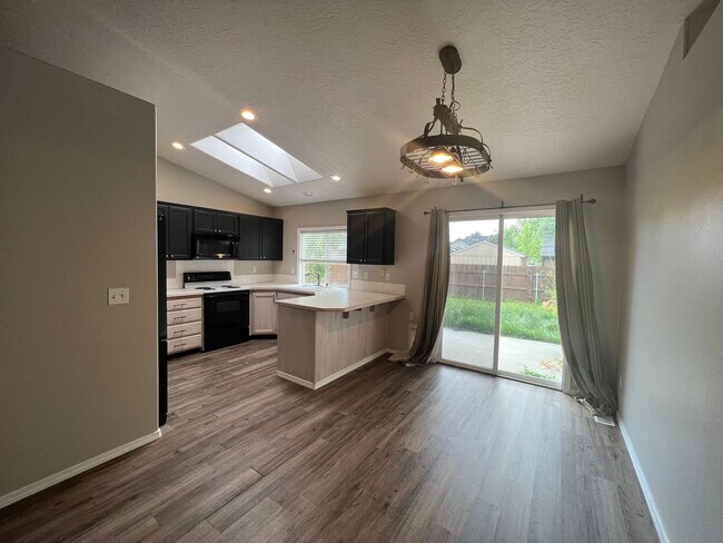 Foto del edificio - 4 Bedroom 2 Bath Home in Northwest Boise available soon!