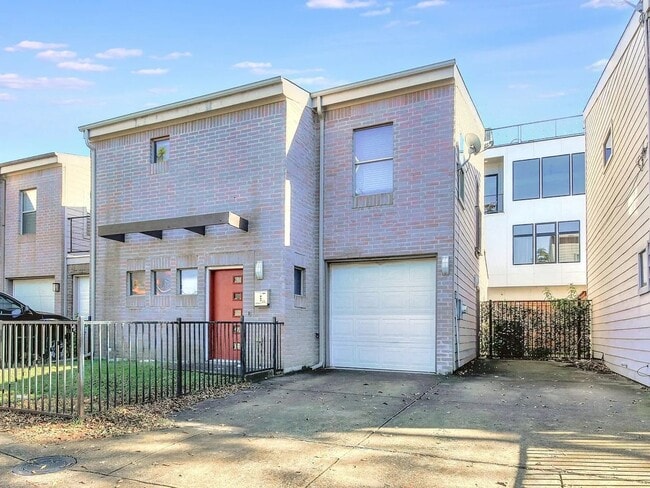 Stylish Two Story Townhome in the Cedars District of Dallas - Stylish Two Story Townhome in the Cedars District of Dallas