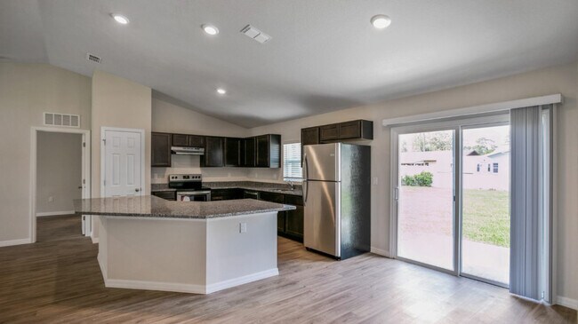 Foto del edificio - 12134 Wadsworth Ave