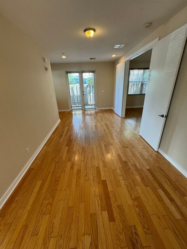 Foto del edificio - 1627 NE 11th St