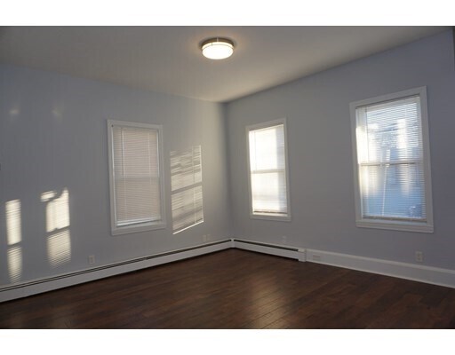 Foto principal - 107 Pond St