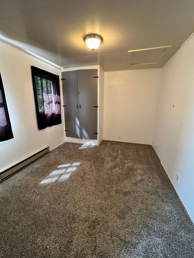 Building Photo - Small Town Living Opportunity!