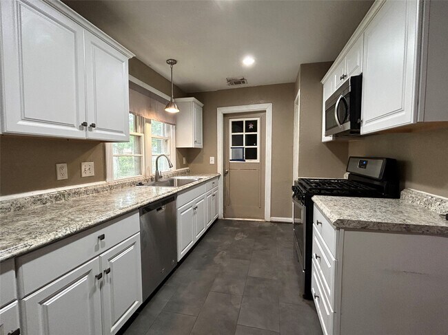 Building Photo - 1305 Elm St