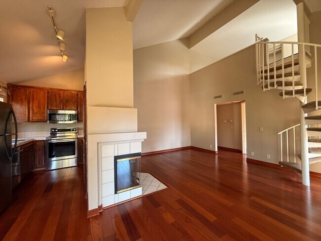 Foto del edificio - Bright 2BR/2BA Lofted Home with High Ceilings, Pool & 2 Parking Spaces in Clairemont!