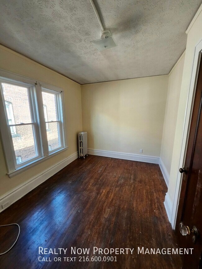 Building Photo - 4 Bed 2 Bath Apartment