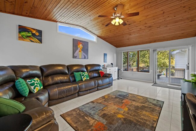 Building Photo - 1723 Hillcrest Dr