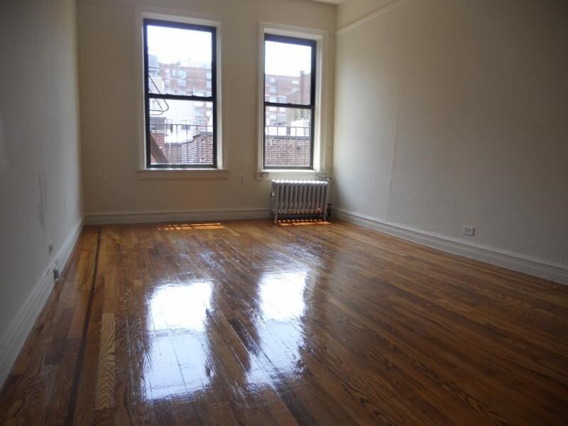 Building Photo - 220 W 21st St