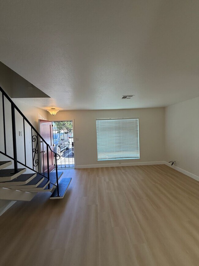 Foto del edificio - 490 Edgewood Dr