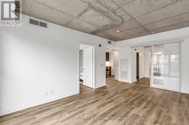 Building Photo - 115 Larchmount Ave