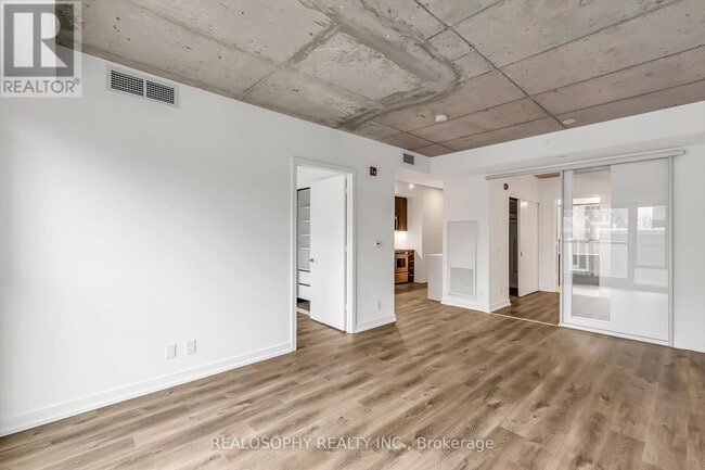 Photo du bâtiment - 115 Larchmount Ave