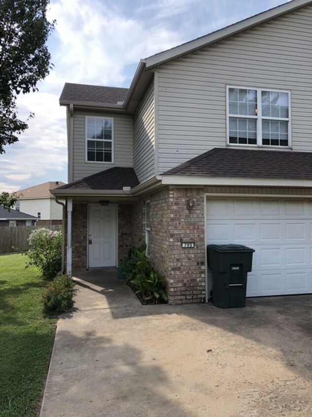 Foto principal - 797-797 N Daisy Ln
