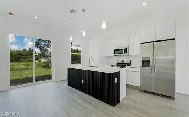 Foto del edificio - 722 Castlestone Ave S