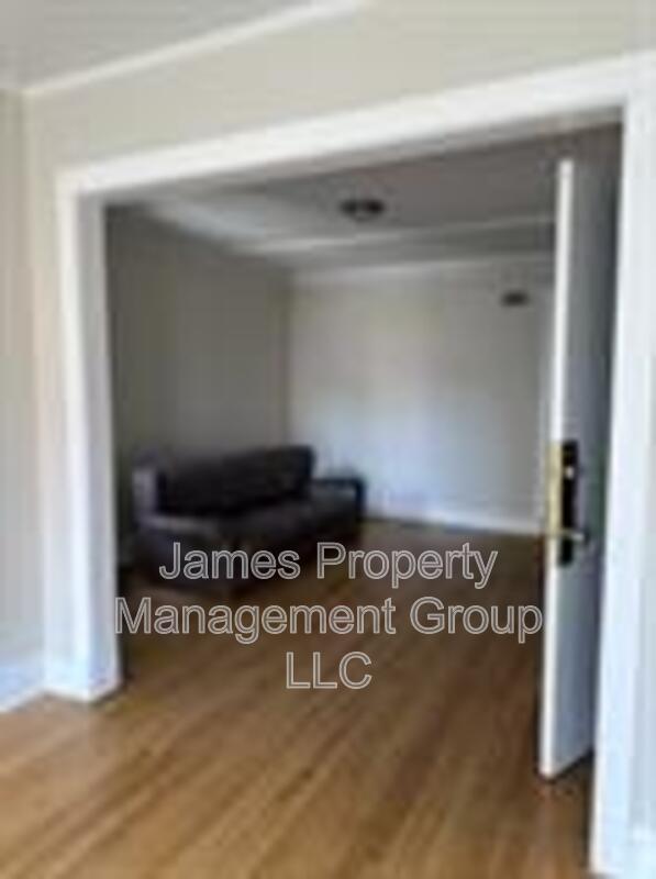 Building Photo - 3213 W Warren Blvd