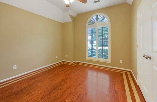 Foto del edificio - 2222 Laurel Branch Way