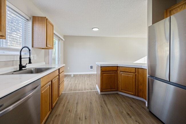 Building Photo - 3 bedroom, 2.5 bathroom home - SE Portland