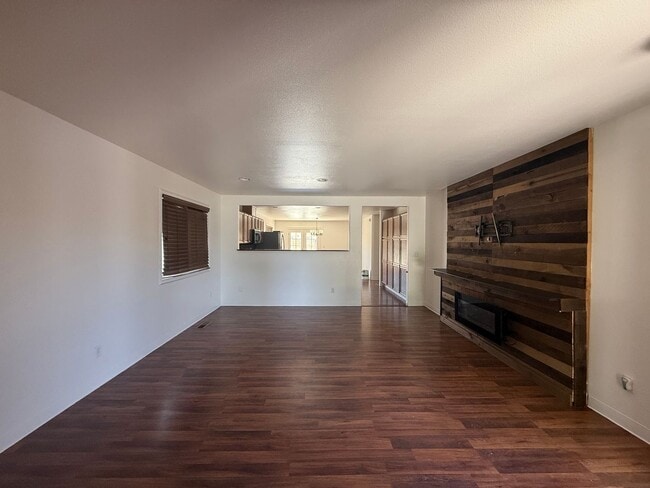 Building Photo - Adorable home in North Valleys