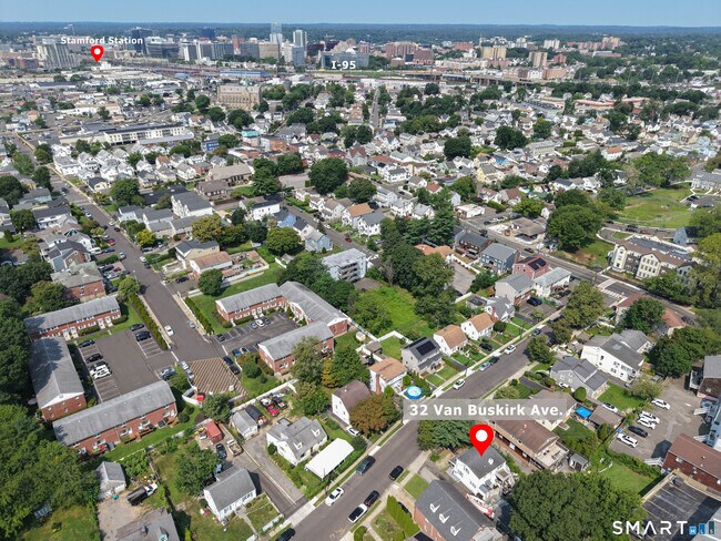 Foto del edificio - 32 Van Buskirk Ave