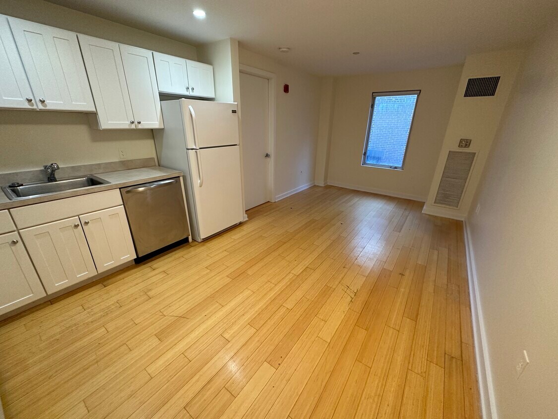 Primary Photo - 32 Boylston St