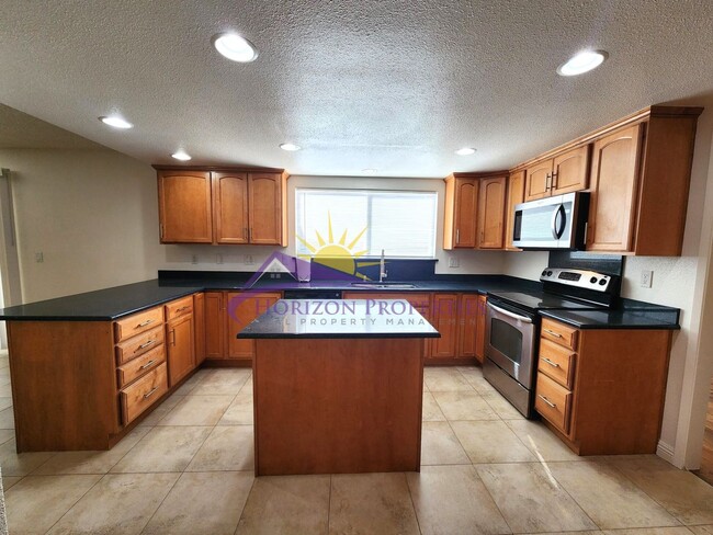 Building Photo - Spacious Two-story 4 Bed 2.5 Bath 1,800 sq...