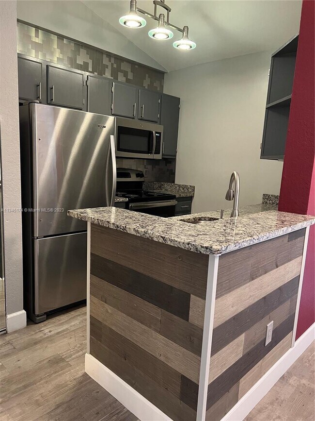 Foto del edificio - 2880 N Oakland Forest Dr