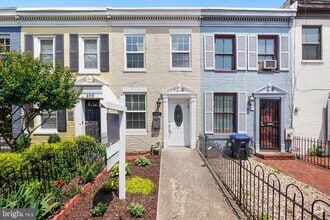 Building Photo - 307 8th St NE