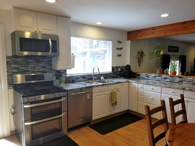 Building Photo - Kent east hill Ranch Rambler corner lot home, 3 bedroom 2 bath w/bonus room & large deck!