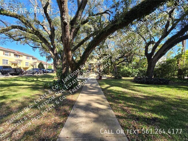 Foto del edificio - 738 NE 90th St