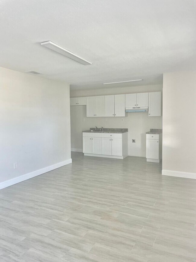 Foto del edificio - NEWLY RENOVATED SINGLE LEVEL 3 BEDROOM UNITS ON A QUIET STREET