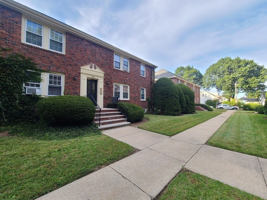 Foto principal - 165 Everett St