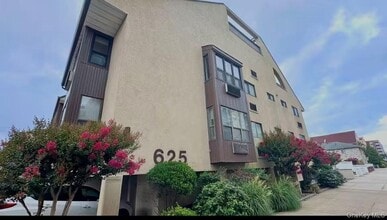 Building Photo - 625 Shore Rd