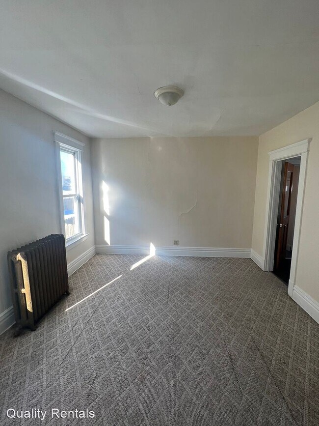 Building Photo - 4 br, 1 bath House - 432 E 4TH
