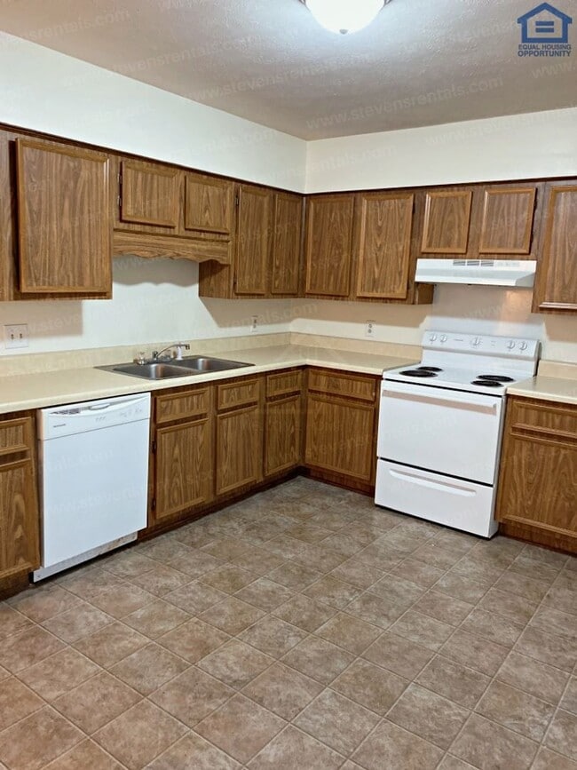 Building Photo - 328 Oriole Dr