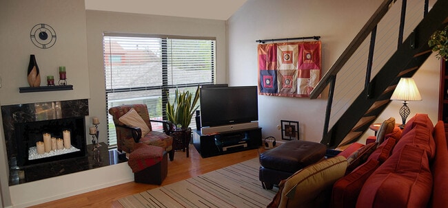 Living area - 6724 Eastridge Dr