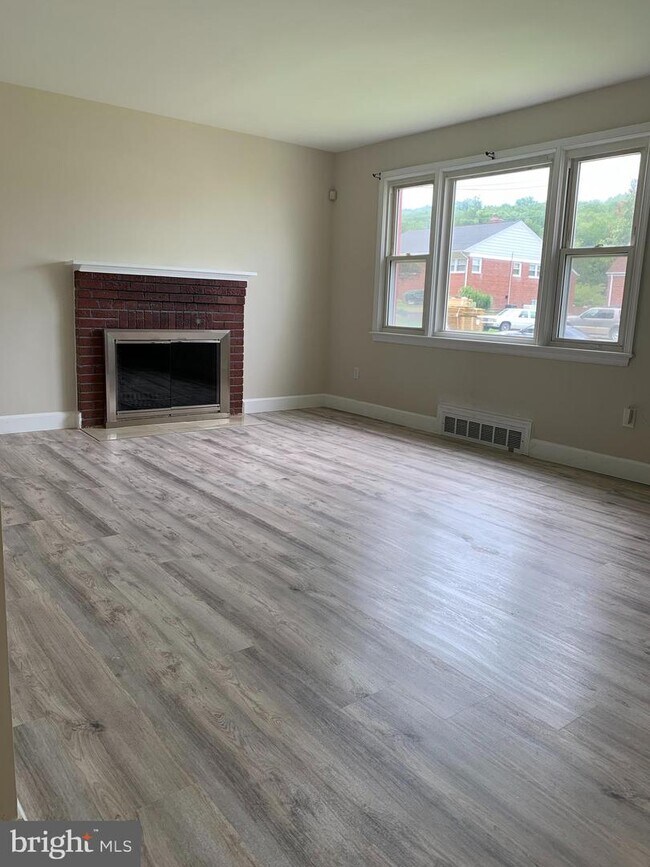 Building Photo - 121 Onondaga Dr