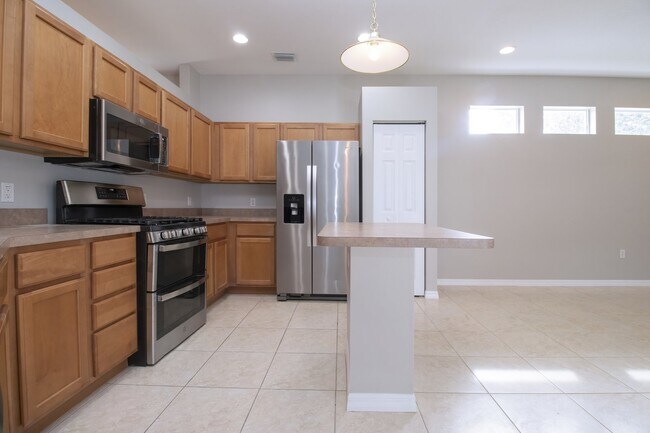 Foto del edificio - 4 bedroom 3 Bath Pool home in Lakewood Ran...